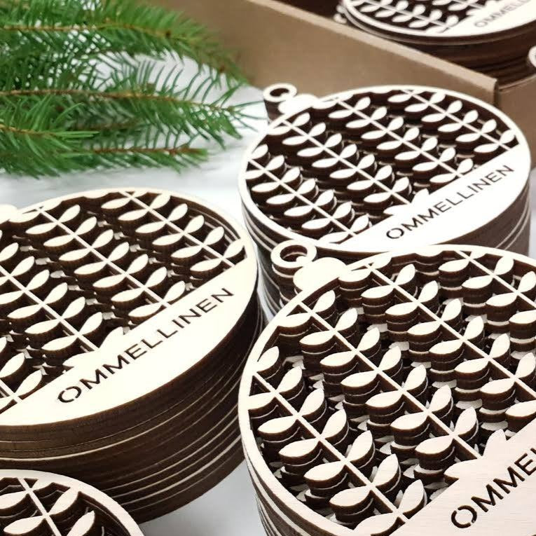 Joulukoriste oma malli logo nimi tilaustyönä, Joulupallo yrityslahja asiakaslahja