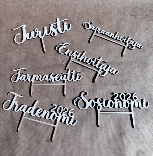 Kakkukoristeet, Ensihoitaja, Juristi, Sairaanhoitaja, Farmaseutti, Tradenomi, Sosionomi, Valmistujaiset 2026, Valmistujaiskakku, Kotimaista käsityötä