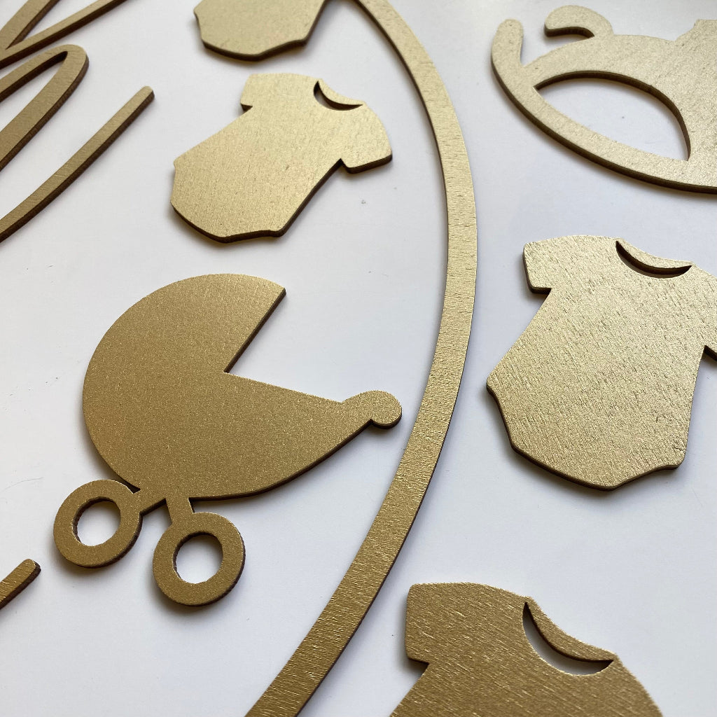 Puinen kyltti vauvakutsuille