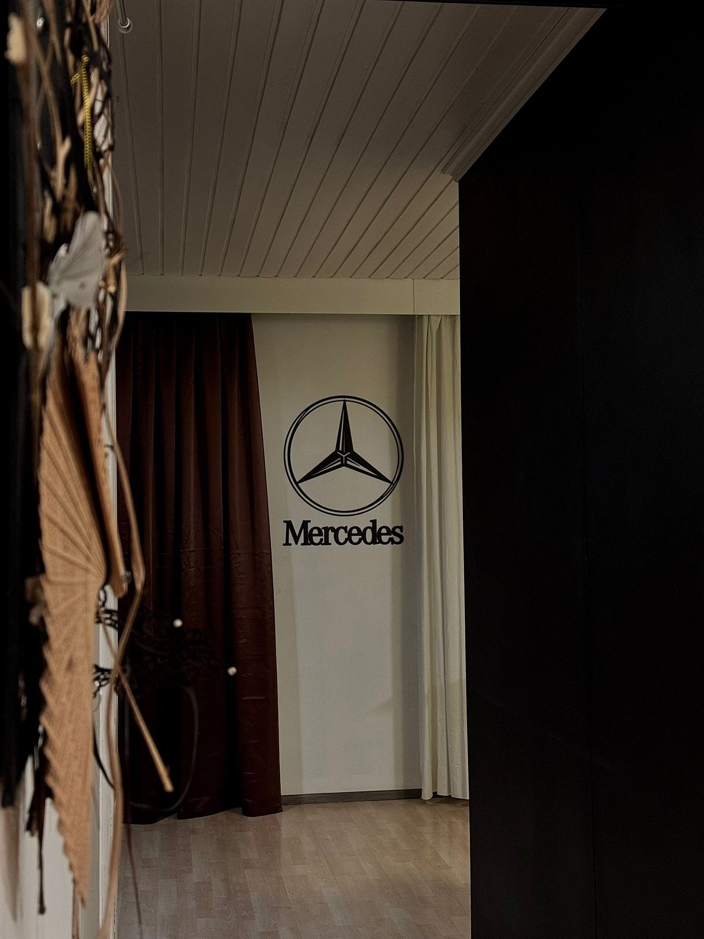 lahjaidea-mercedes-faneille-puinen iso
logokyltti 60 cm