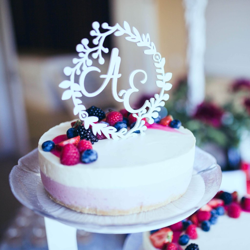 hastuttava seppeleen tai sydän muotoinen kakunkoristekyltti häät hääkakkuun Ecodecor.fi Helsinki Suomi