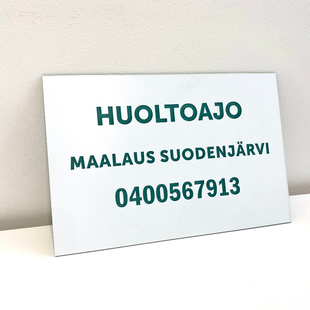 Kaiverrettu kyltti omalla tekstillä