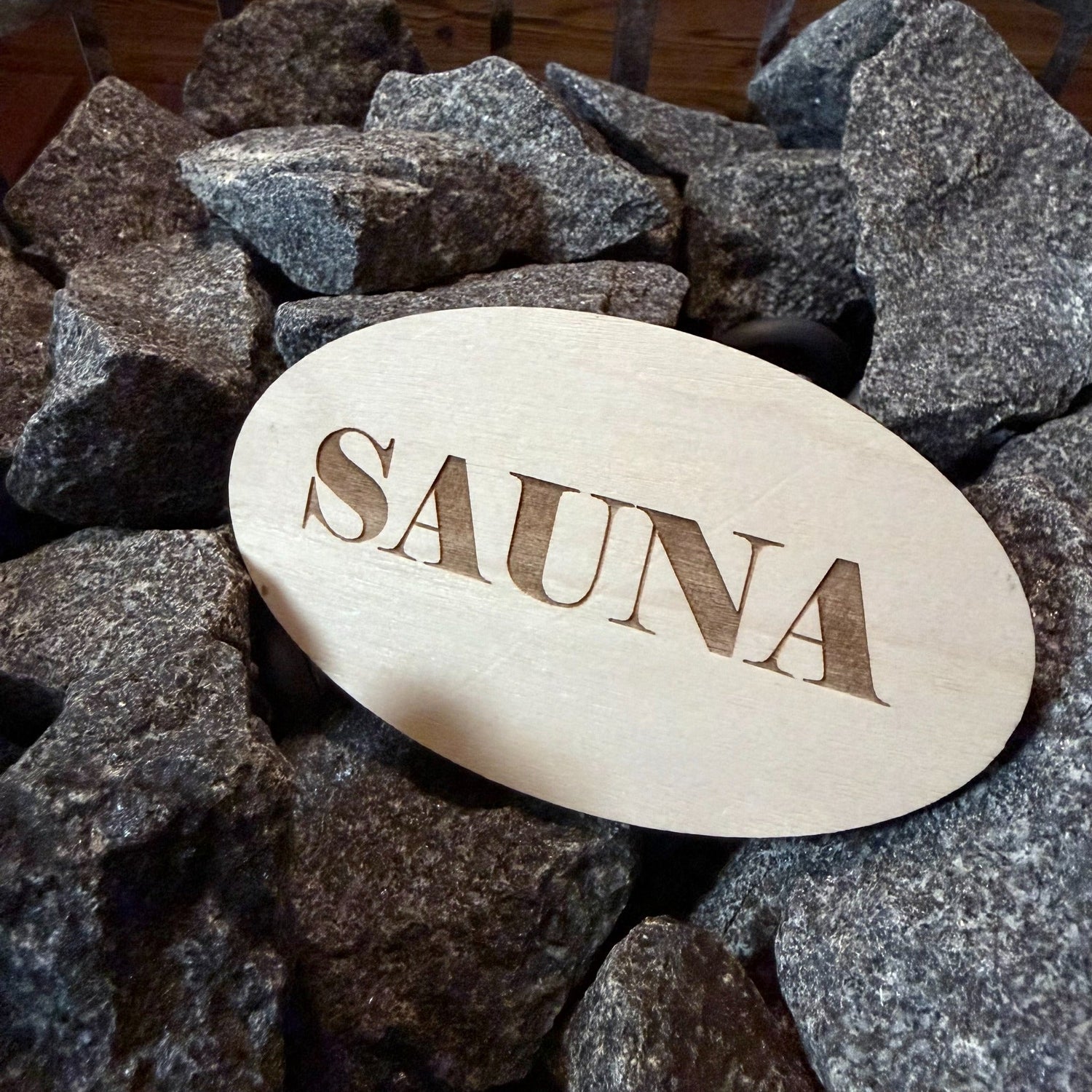Ovaali puinen SAUNA-kyltti saunan oveen kotimaisesta koivuvanerista