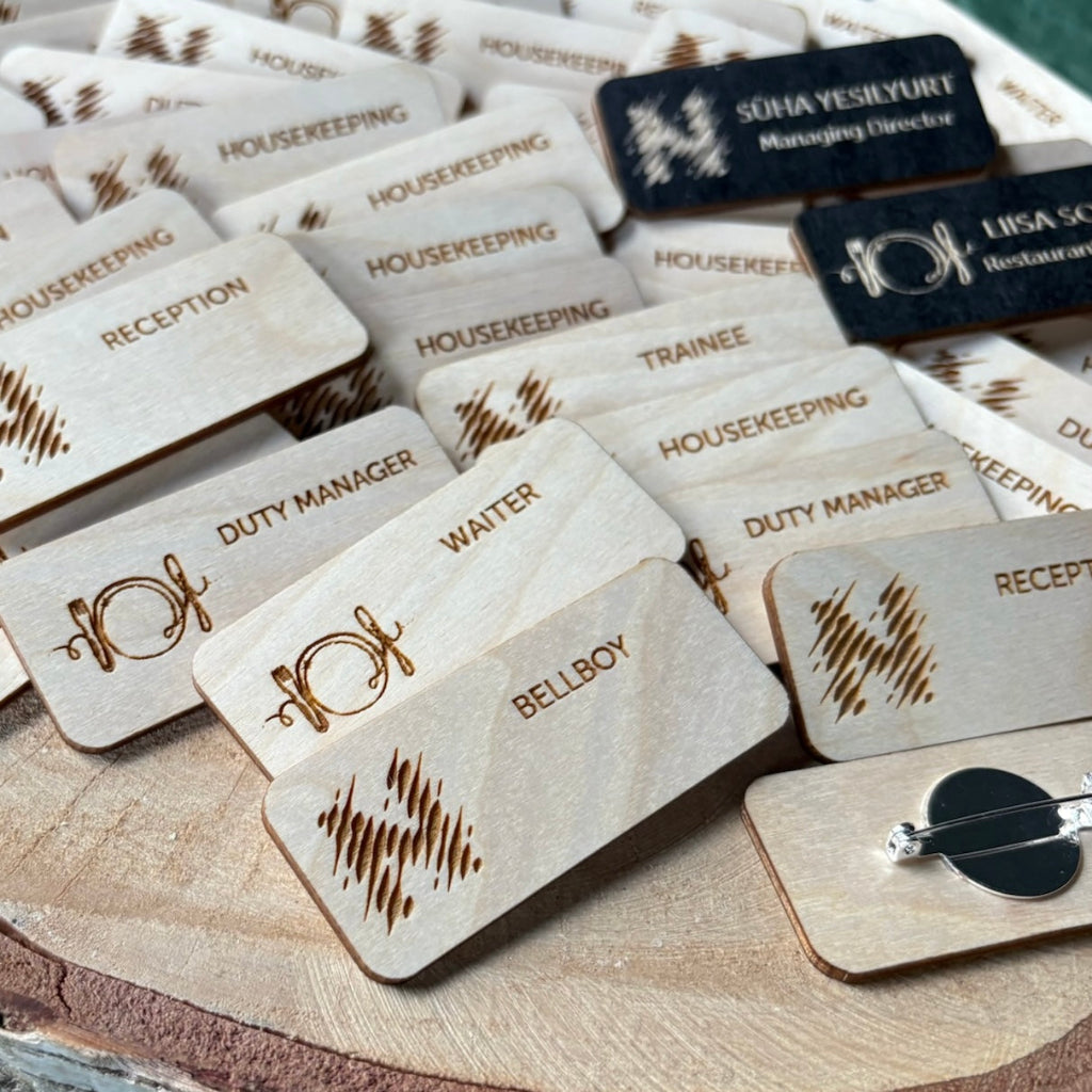 Puinen nimikyltti yrityksen omalla logolla