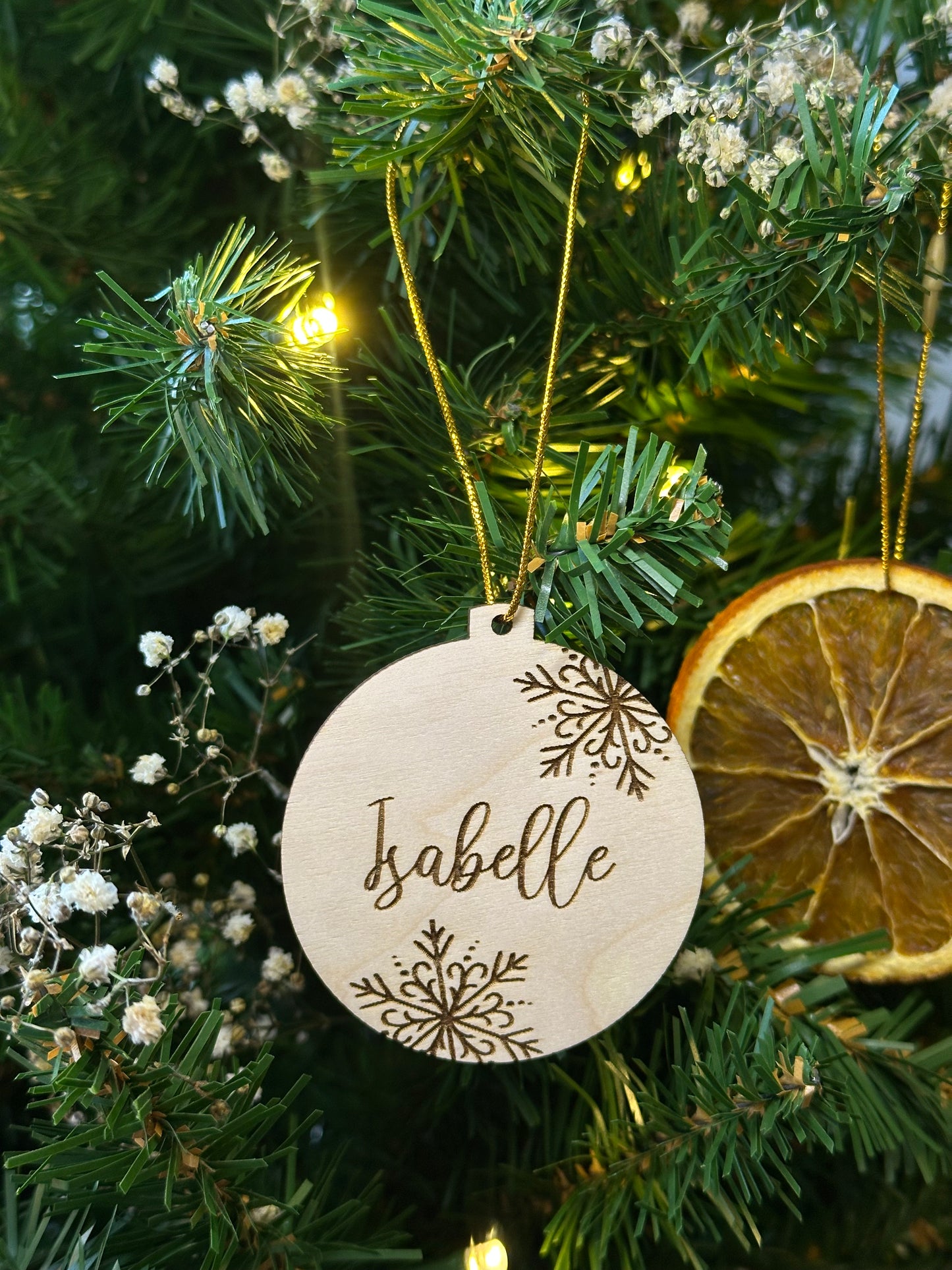 Puinen joulupallo Omalla Nimellä | Kaiverrus