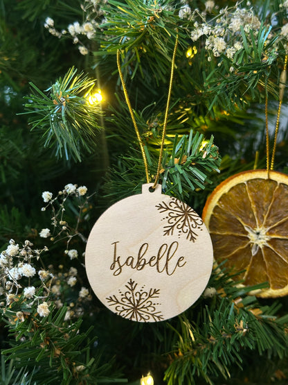 Puinen joulupallo Omalla Nimellä | Kaiverrus