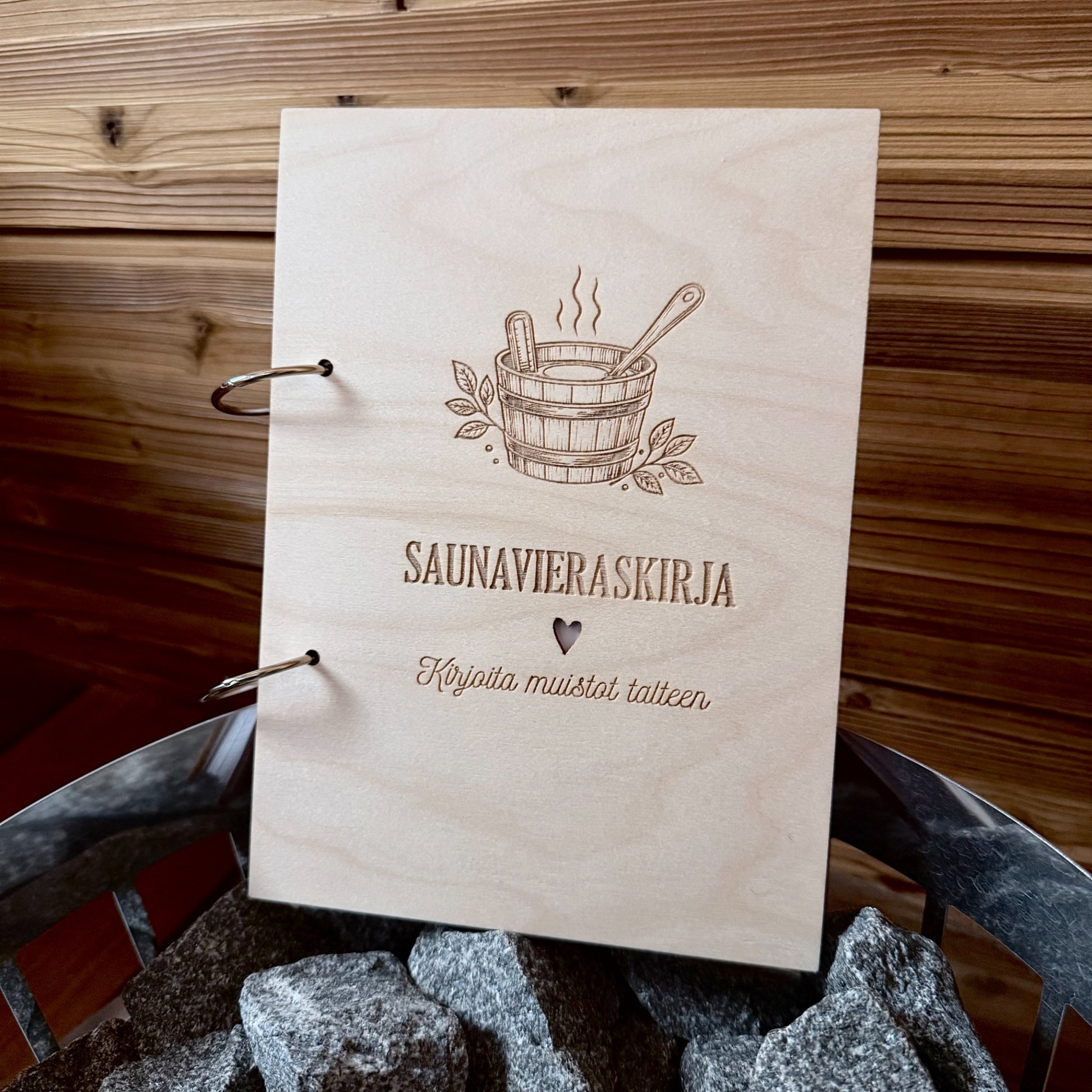 Puinen saunavieraskirja A5-kokoisilla kartonkiarkeilla saunassa