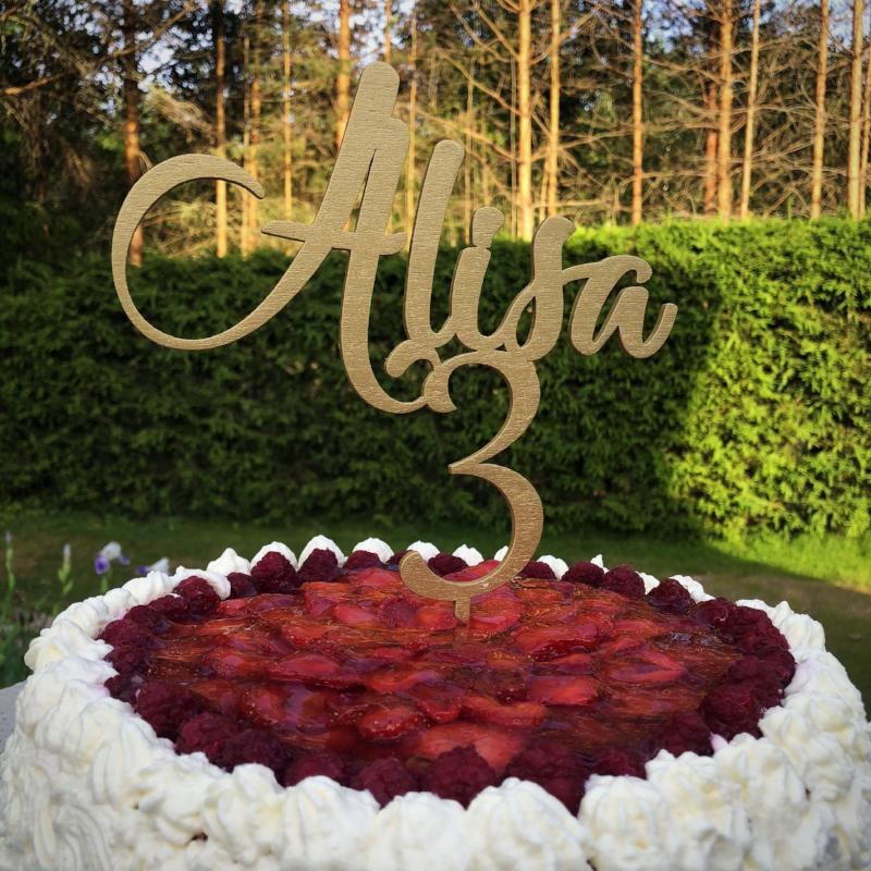 Kakkukoristeet Syntymäpäivä  omalla nimellä saa valita oma nimi sekä väri saada uniikki kakkukoriste puusta käsintehty ecodecor.fi Helsinki
