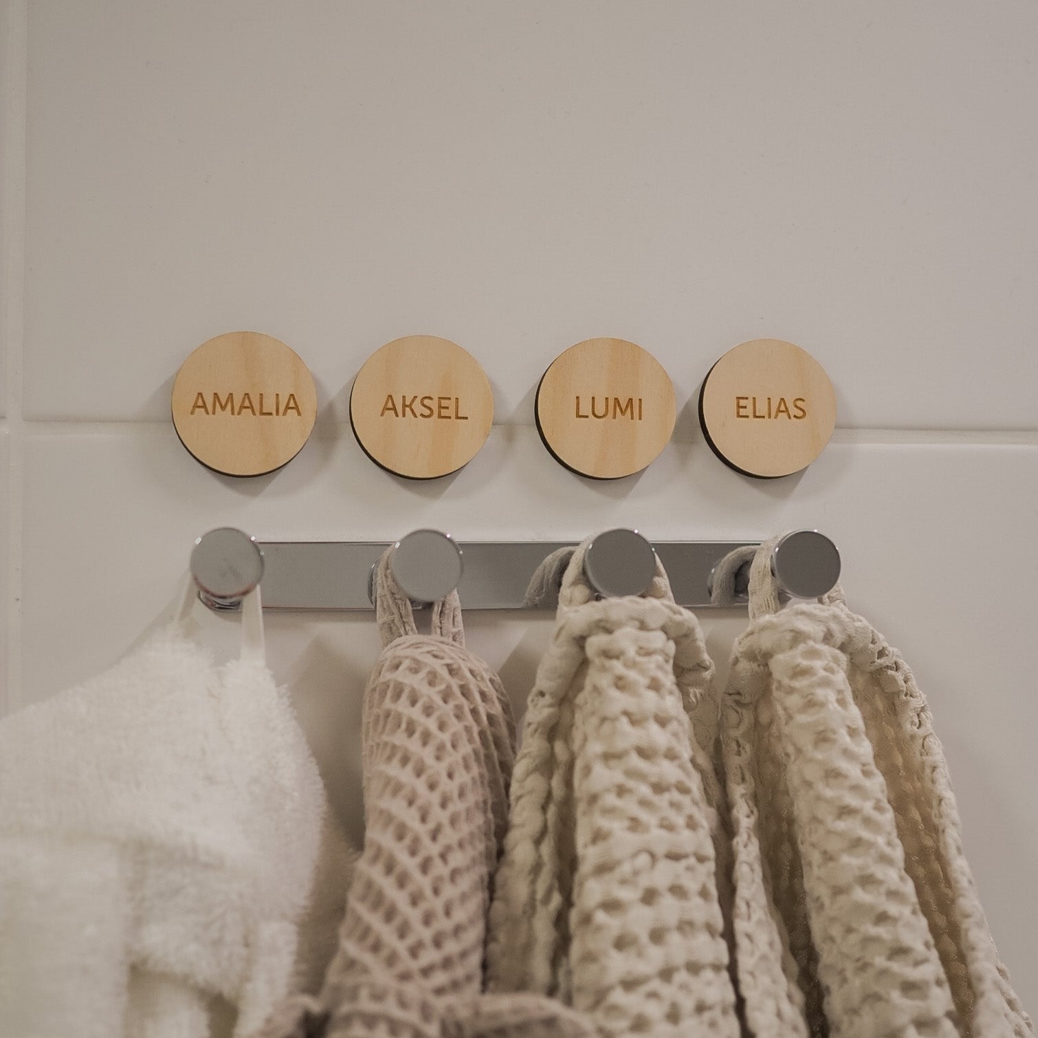 Pyyhemerkki oma nimi vieraat kädet kasvot puiset puinen pyyhekyltti pyyhemerkki