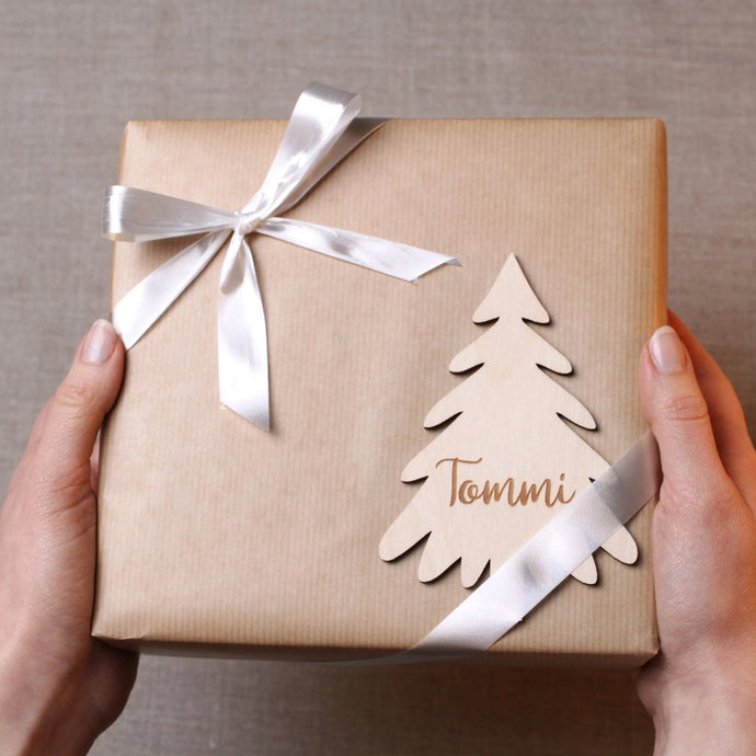 Joululahja omalla nimellä puinen nimikyltti lahjapakettiin - ecodecor.fi
