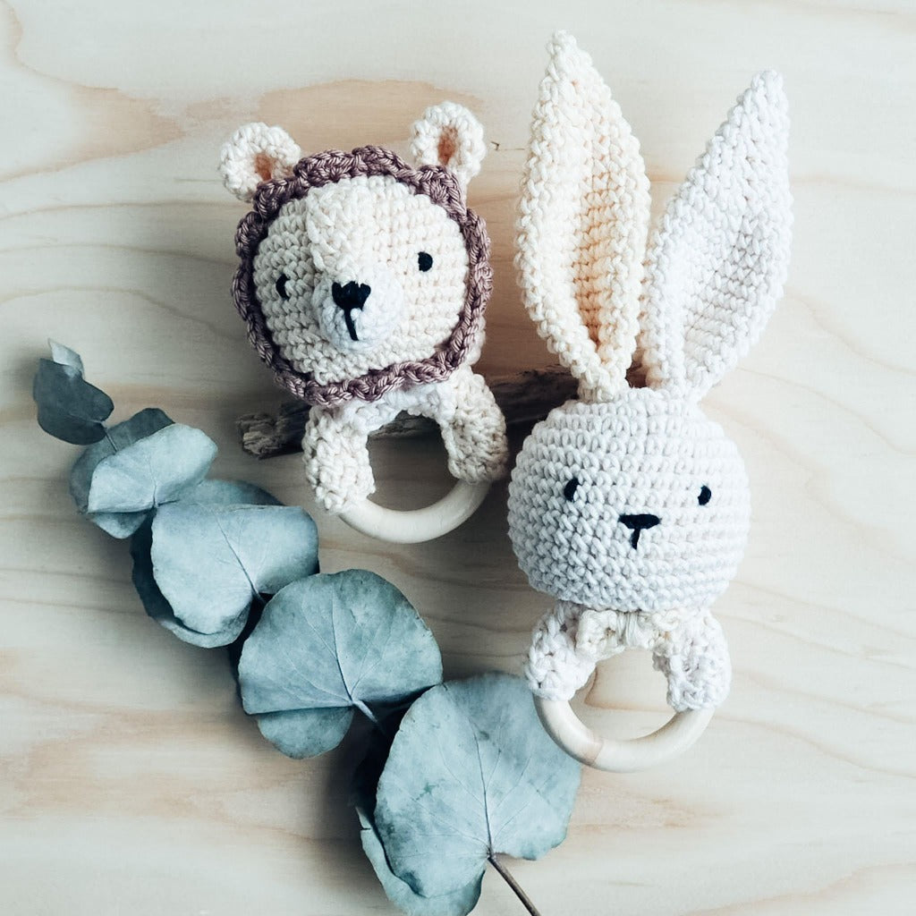 Virkattu helistin - suomalaisena käsityönä tehty - CE-merkitty vauvan lelu - Eco Decor Oy.