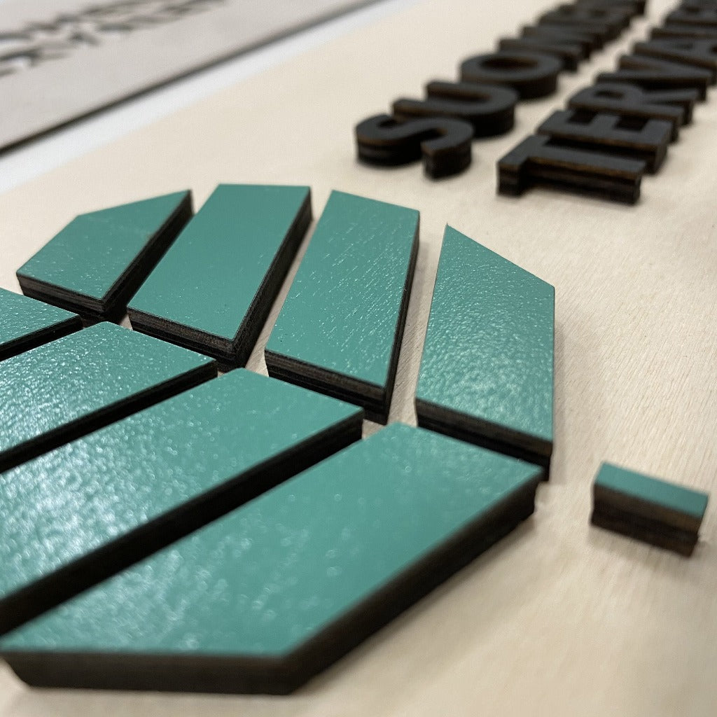Puiset logokyltit tilaustyönä - Yrityksen Vanerilogo- ecodecor.fi.