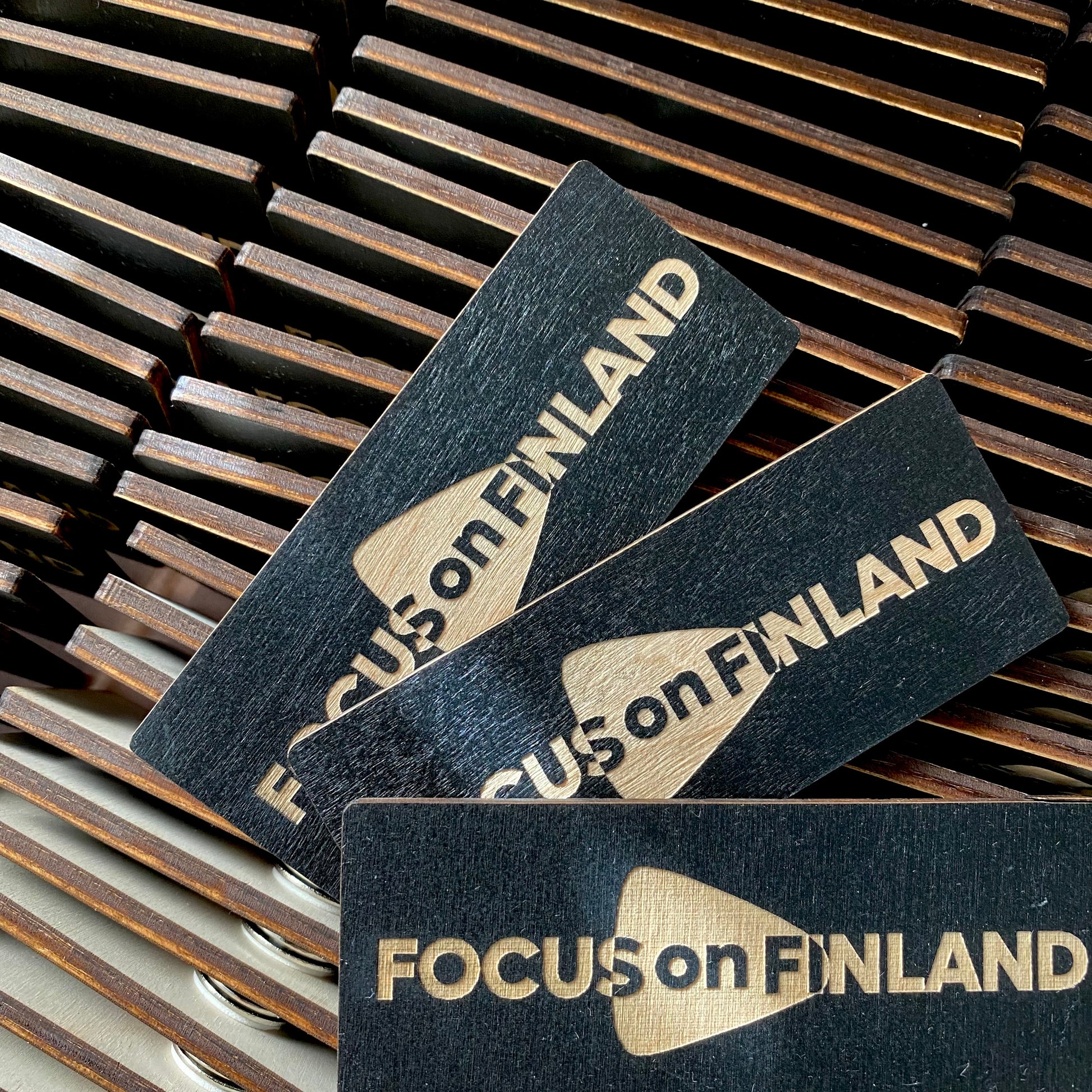 Puiset Pinssit Magneettikiinnityksellä - Oma logo ja nimi - Eco Decor
